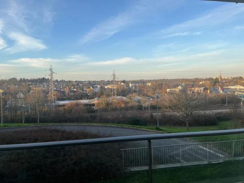 Appartement rénové avec grande terrasse (Appartement renove avec grande terrasse) in เซซง-เซวีเญ