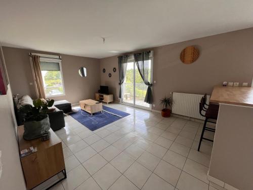 Appartement rénové avec grande terrasse (Appartement renove avec grande terrasse) in เซซง-เซวีเญ