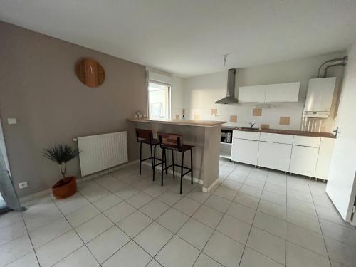 Appartement rénové avec grande terrasse (Appartement renove avec grande terrasse) in เซซง-เซวีเญ