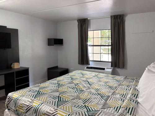 1 king bed, 1 sofa bed