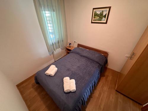 2 bedrooms, 3 beds