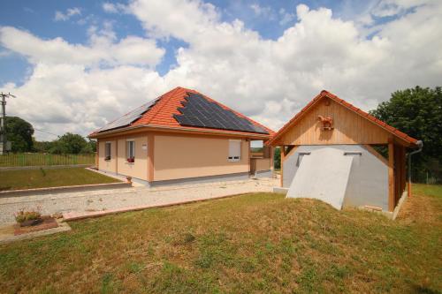 A szálláshely kívülről, Tulipán Vendégház (Tulipan Vendeghaz) in Polány