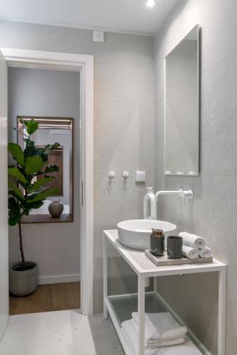 Central Bliss Apartments by UPSTREET - image 2
