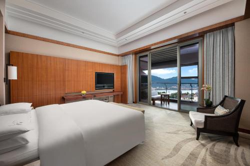 InterContinental Hotels KUNMING, an IHG hotel Room Type - 1 Bedroom Suite Lake View Meeting Area