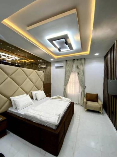Luxury 2bed 24hrs light Netflix WiFi in Gbagada - image 4