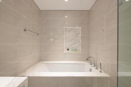 SmartStay at Opera Grand - Stunning Burj Khalifa Views - Brand New Luxury Residences - image 7