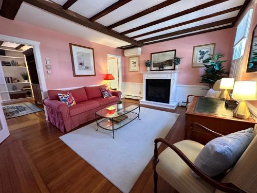 Entire Historic 5 Bed 5 Bath Inn Sleeps 17 in Newport, USA