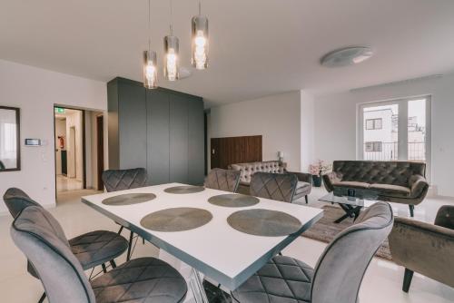 4 bedrooms, 5 beds