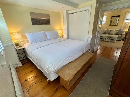 Entire Historic 5 Bed 5 Bath Inn Sleeps 17 in Newport, USA