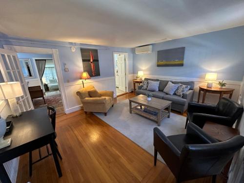 Entire Historic 5 Bed 5 Bath Inn Sleeps 17 in Newport, USA