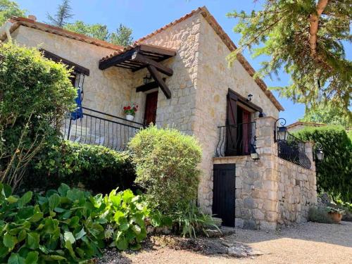 Maison en pierre de taille avec jardin et vue montagnes gîte à louer Cipières