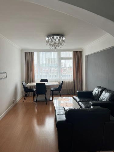 2 Bedroom Flat in Zone 1 East Central London with Parking 1