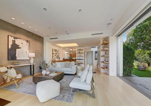 Gorgeous Three Bedroom Versatile Home in Los Angeles, USA