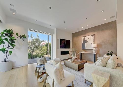 Gorgeous Three Bedroom Versatile Home in Los Angeles, USA