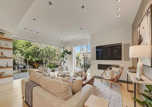 Gorgeous Three Bedroom Versatile Home in Los Angeles, USA