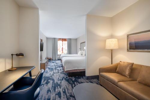2 queen beds, 1 sofa bed