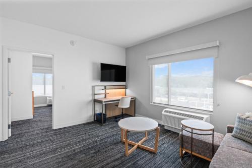 One-Bedroom Queen Suite with Sofa Bed image 10