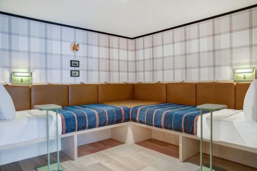 1 king bed, 2 twin beds