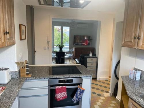 Kitchen, Spacieux, lumineux et bien place pour 6Personnes, parking interieur near AviaSim Lyon