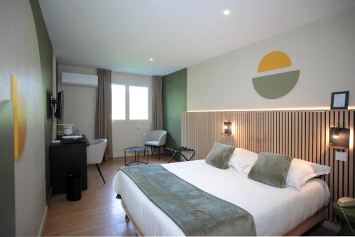 Chateau De La Motte Fenelon in คองเบร