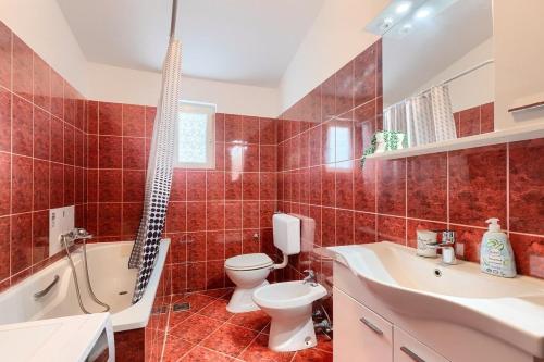 Four-Bedroom Holiday Home image 9