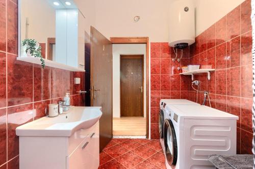 Four-Bedroom Holiday Home image 8