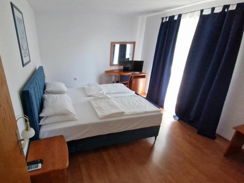 Double Room with Balcony and Garden View