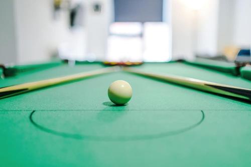 Stylish Central Apartment, Sleeps 4, Pool Table, Available For Long Term Stays - Tap to explore photos