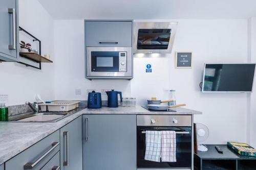 Stunning Duplex Apartment in Central Liverpool, Available For Long Term Stays - Tap to explore photos