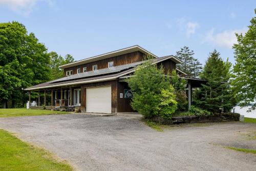 Stunning waterfront escape with European flair in Lensdauna (ON)