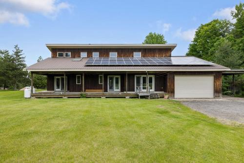Stunning waterfront escape with European flair in Lensdauna (ON)