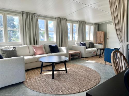 2 twin beds, 1 sofa bed