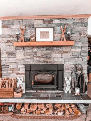 SnowArts-wood burning fireplace, close to slopes in Killington, USA