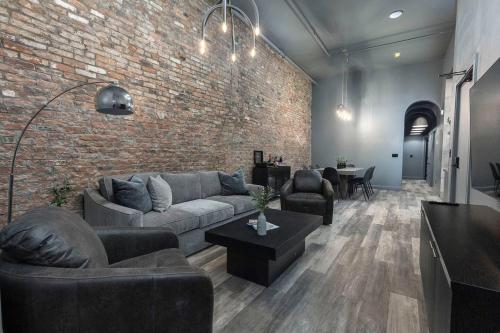 The Urban Bourbon. Sip and Savor in Louisville, USA