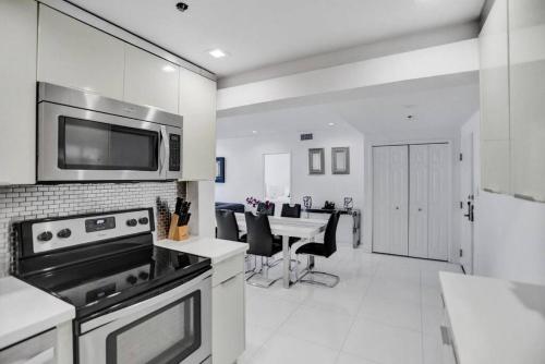 High floor 2BD with beach service 1616 in Miami Beach, USA