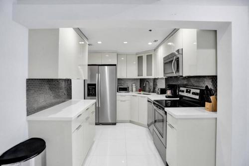 High floor 2BD with beach service 1616 in Miami Beach, USA
