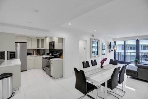 High floor 2BD with beach service 1616 in Miami Beach, USA