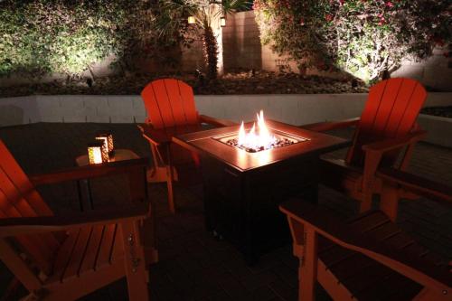 Summer fun in Indian Wells. Private Pool, 4BD, 3BA. in 印第安維爾斯