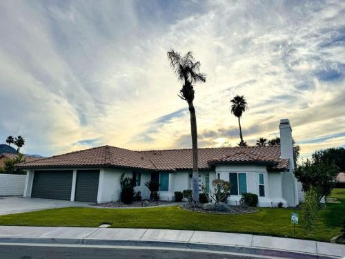 Summer fun in Indian Wells. Private Pool, 4BD, 3BA. in 印第安維爾斯