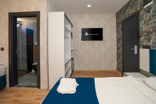 Standard Double or Twin Room image 9