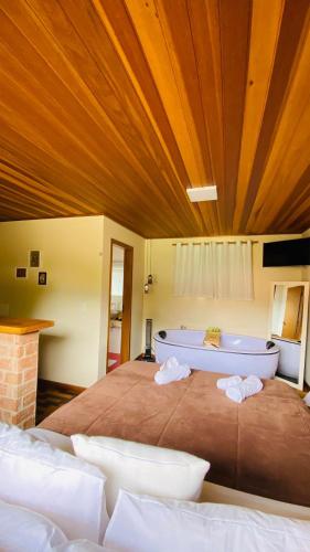 Suite with Spa Bath image 1
