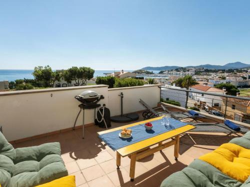 Holiday Home Sant Genís by Interhome gîte à louer Chalet Les Pieds dans l'Eau !
