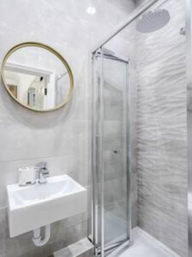 Beautiful refurbished 2bed2bath next to Hyde Park - image 14