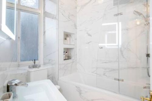 Beautiful refurbished 2bed2bath next to Hyde Park - image 8