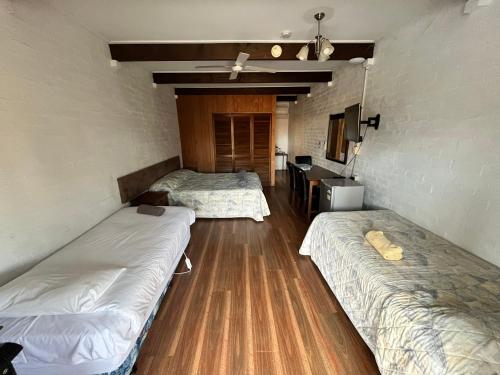 1 queen bed, 2 twin beds