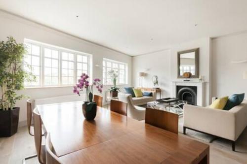 Modern Stylish 2bed2bath close to Kings Road - image 2