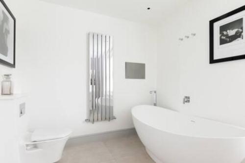Modern Stylish 2bed2bath close to Kings Road - image 4