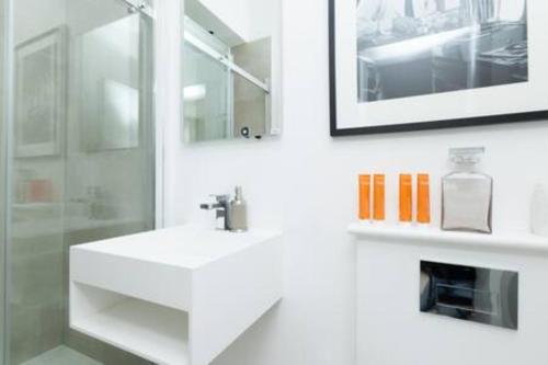 Modern Stylish 2bed2bath close to Kings Road - image 8