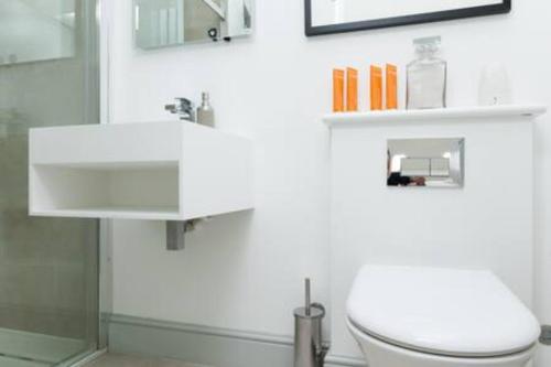 Modern Stylish 2bed2bath close to Kings Road - image 12