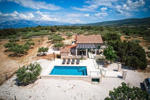Secluded vacation house Bračuta with swimming pool – khách sạn tại Praznica